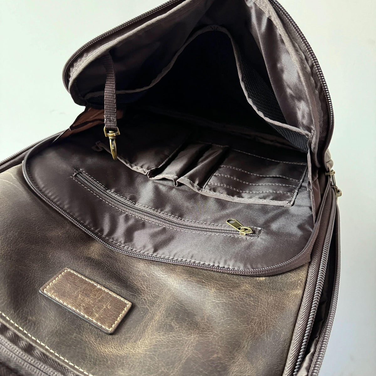 Crazy Horse Full-Grain Leather Laptop Backpack – Premium, Rugged & Stylish