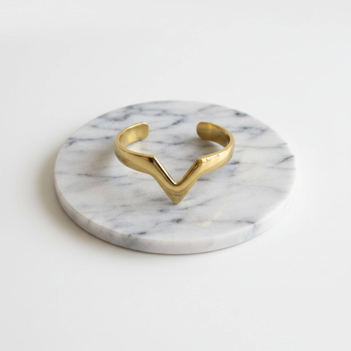 Adjustable Brass Open V-Shaped Cuff Bracelet - Nyeupe