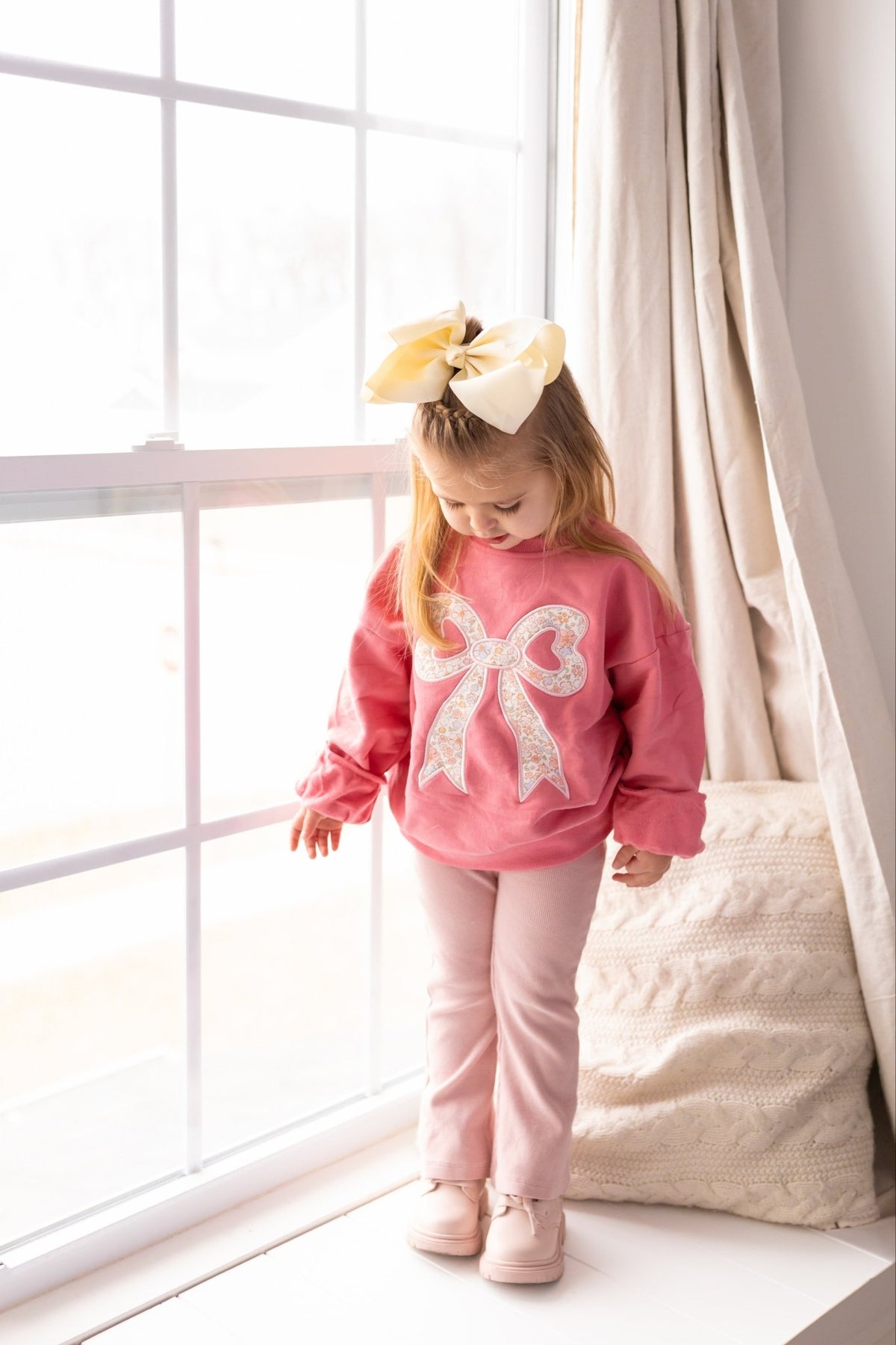 Applique Floral Bow Crewneck Sweatshirt - Shop Avnu