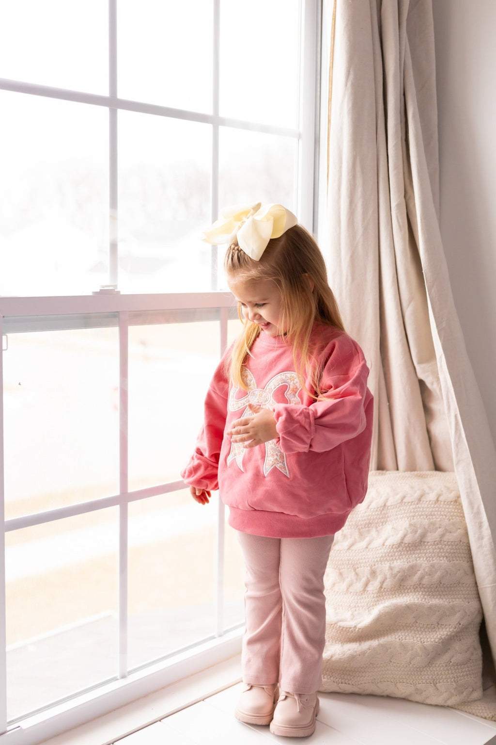 Applique Floral Bow Crewneck Sweatshirt - Shop Avnu