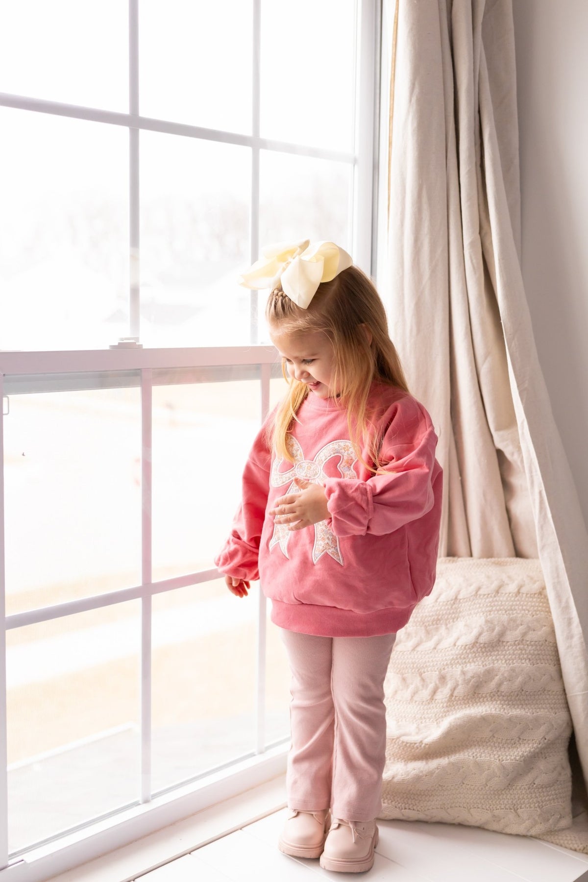 Applique Floral Bow Crewneck Sweatshirt - Shop Avnu