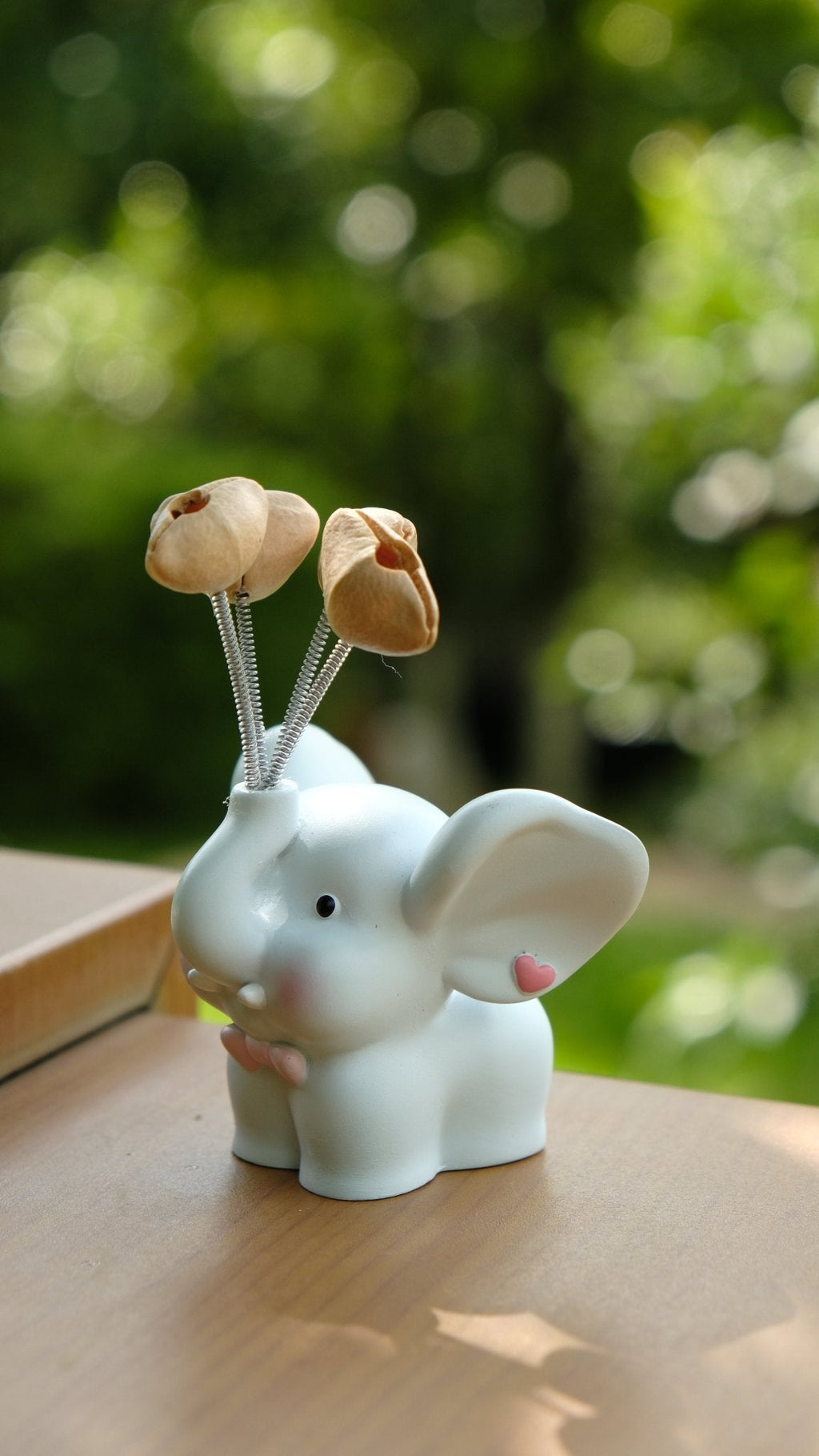 "Sweet Baby Elephant" - Cute Resin Car Ornament with Swaying Seed Balloons