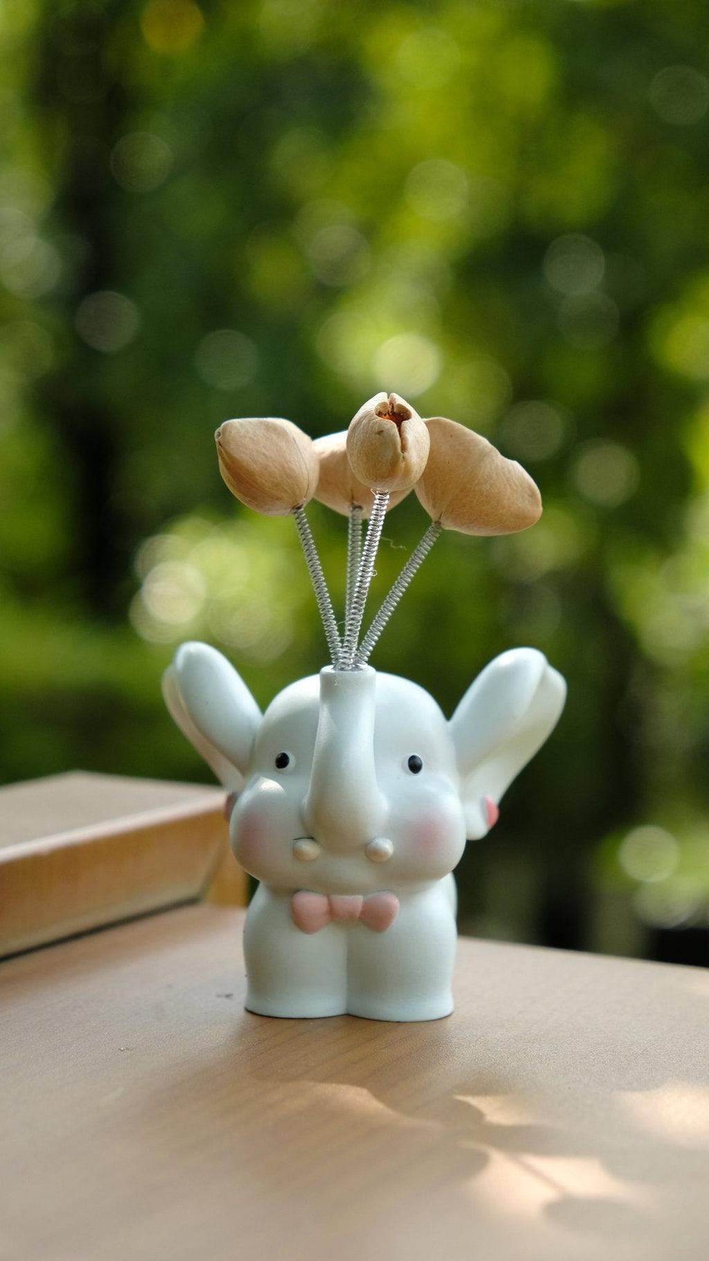"Sweet Baby Elephant" - Cute Resin Car Ornament with Swaying Seed Balloons